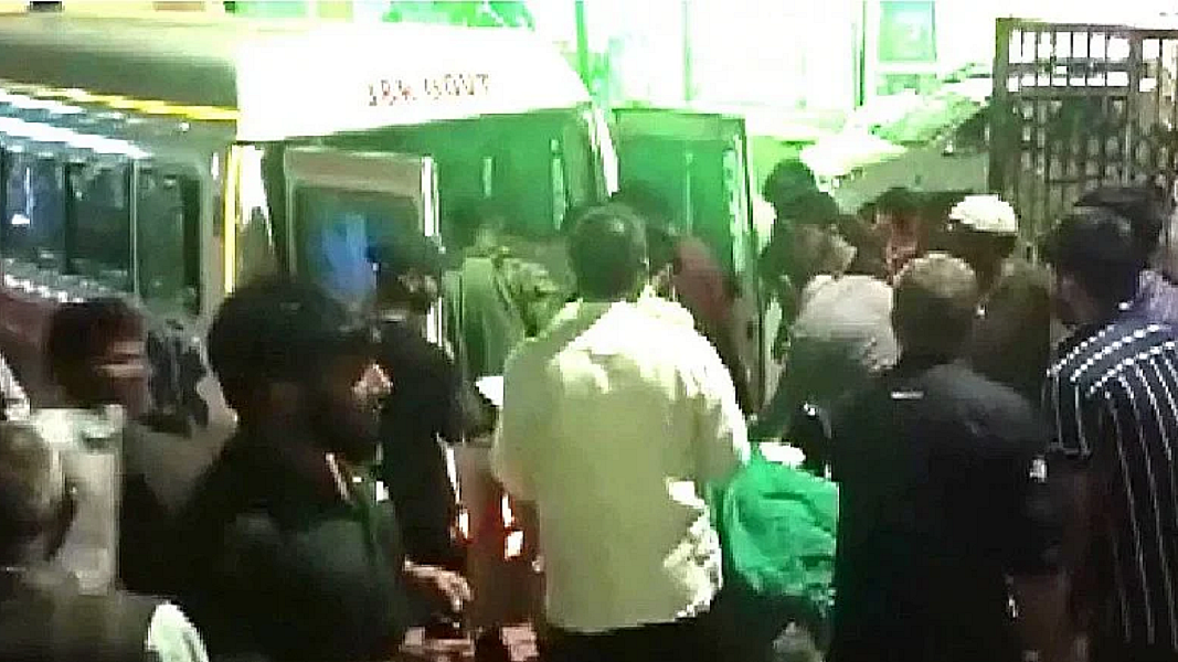 घायलों को अस्पताल में भर्ती कराया गया।