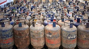 महीने के पहले ही दिन लगा महंगाई का झटका, महंगा हुआ LPG सिलेंडर, जानें क्या है नई कीमत