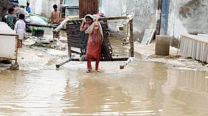 दुनिया: पाकिस्तान में बाढ़ का खतरा, कई इलाकों में घुसा पानी और कीव के हवाई क्षेत्र में 20 ड्रोन मार गिराए गए