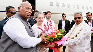 बैठक के लिए विपक्षी दिग्गजों का बेंगलुरु पहुंचना शुरू, खड़गे, सोनिया, राहुल, ममता, अखिलेश, समेत कई नेता पहुंचे