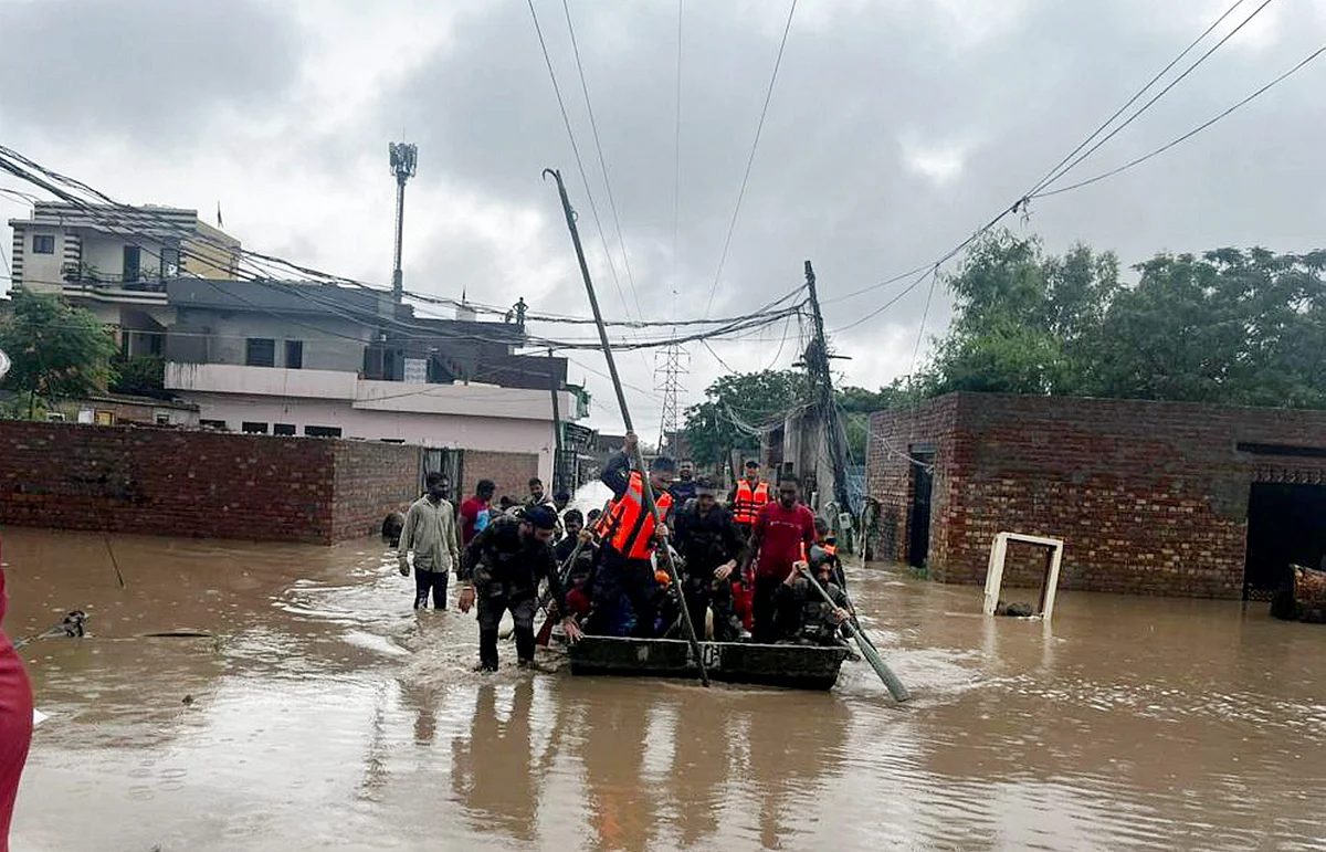 पंजाब: बारिश थमी लेकिन बाढ़ का कहर जारी; सड़क किनारे हो रहे अंतिम संस्कार रहे, फैल रहा संक्रमण का खतरा 