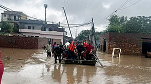 पंजाब: बारिश थमी लेकिन बाढ़ का कहर जारी; सड़क किनारे हो रहे अंतिम संस्कार रहे, फैल रहा संक्रमण का खतरा