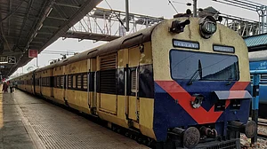 यूपी के अमेठी में हादसा, ट्रेन की चपेट में आने से दो मजदूरों की मौत