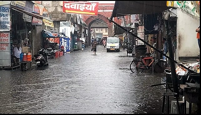 गाजियाबाद नगर निगम की बारिश को लेकर तैयारियों की खुली पोल, नगर आयुक्त का सरकारी आवास भी पानी में डूबा