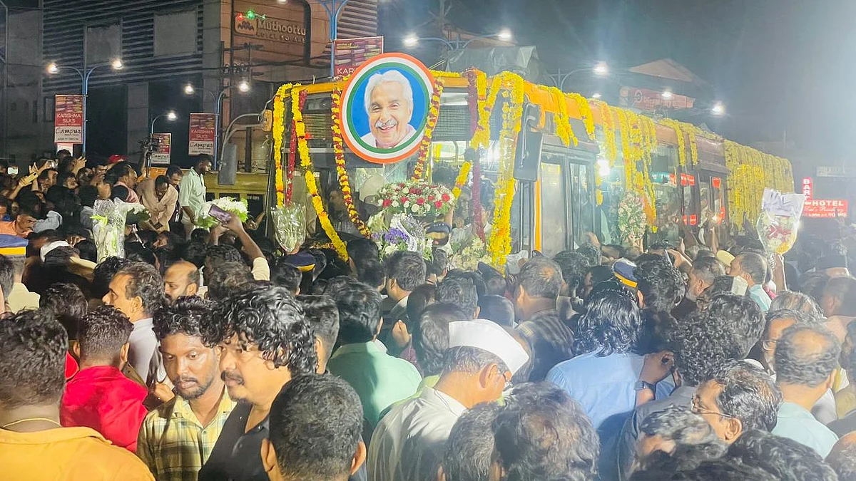 ओमन चांडी की अंतिम यात्रा में उमड़ा जनसैलाब