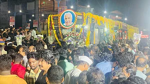 केरलः ओमन चांडी की अंतिम यात्रा में उमड़ा जनसैलाब, 140 किमी का सफर 28 घंटे में तय कर कोट्टायम पहुंचा शव वाहन