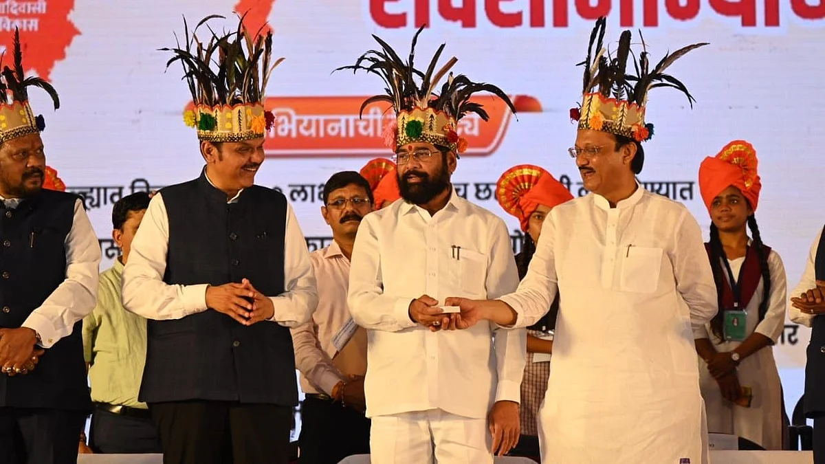 महाराष्ट्र के नक्सल प्रभावित गढ़चिरौली में शनिवार को मुख्यमंत्री एकनाथ शिंदे, उप मुख्यमंत्री अजित पवार और देवेंद्र फडणविस एक मंच पर नजर आए (फोटो सौजन्य : @MahaDGIPR)