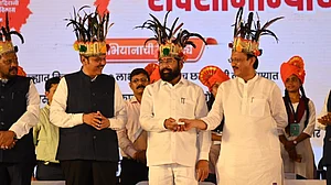 शिंदे के इस्तीफे के कयास, फडणविस की बीजेपी विधायकों संग बैठक, मंत्रिमंडल पदों को लेकर बीजेपी खेमे में भी बेचैनी