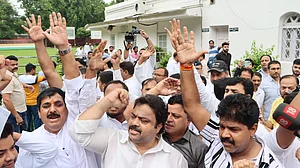 मोदी सरनेम केस: राहुल गांधी के खिलाफ आए कोर्ट के फैसले पर कांग्रेस कार्यकर्ताओं का प्रदर्शन, देखें तस्वीरें