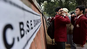 CBSE का बड़ा फैसला, अब 12वीं तक क्षेत्रीय भाषाओं में होगी पढ़ाई, बोर्ड के स्कूलों को नोटिस जारी