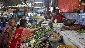 भारी बारिश ने सब्जियों के दाम में लगाई आग, कीमतों में 30 से 40 फीसदी तक आया उछाल