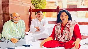 संसद परिसर में लगातर 4 दिनों से विपक्षी सांसदों का धरना जारी, मणिपुर हिंसा पर संसद में चर्चा कराने की है मांग