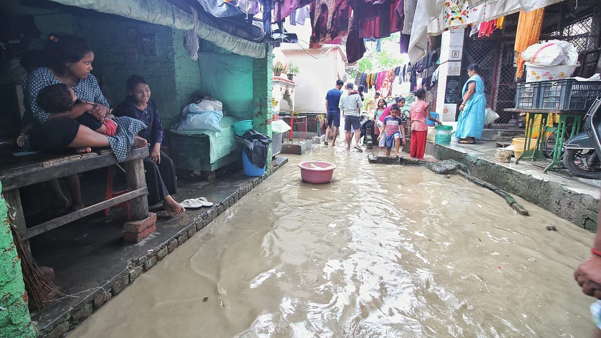 राजधानी दिल्ली में बारिश के कारण बाढ़ जैसे हालात, सड़कों पर भरा पानी