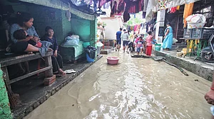 बारिश और बाढ़ से दिल्ली बेहाल, यमुना के आस-पास घरों में घुसा पानी, लोहे का पुल बंद किया गया