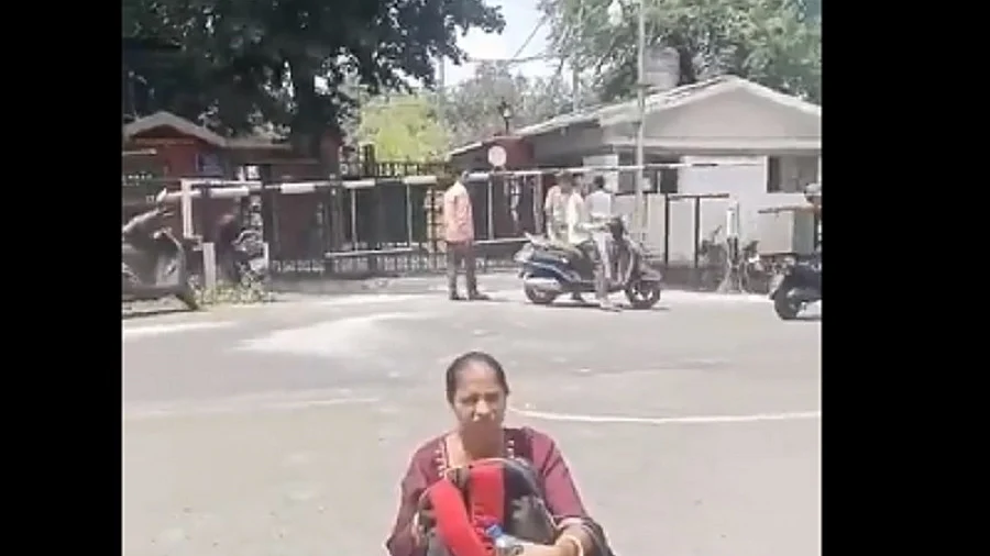 मध्य प्रदेश में 50 फीसदी कमीशन मांगने का आरोप लगाकर एक ठेकेदार ने पत्नी संग सीएम आवास के पास धरना दिया