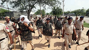 हिंसा की आग में नूंह: फिर यात्रा निकालने पर अड़ा VHP! संदिग्ध को पकड़ने गई पुलिस पर भी हमला, इलाके में तनाव