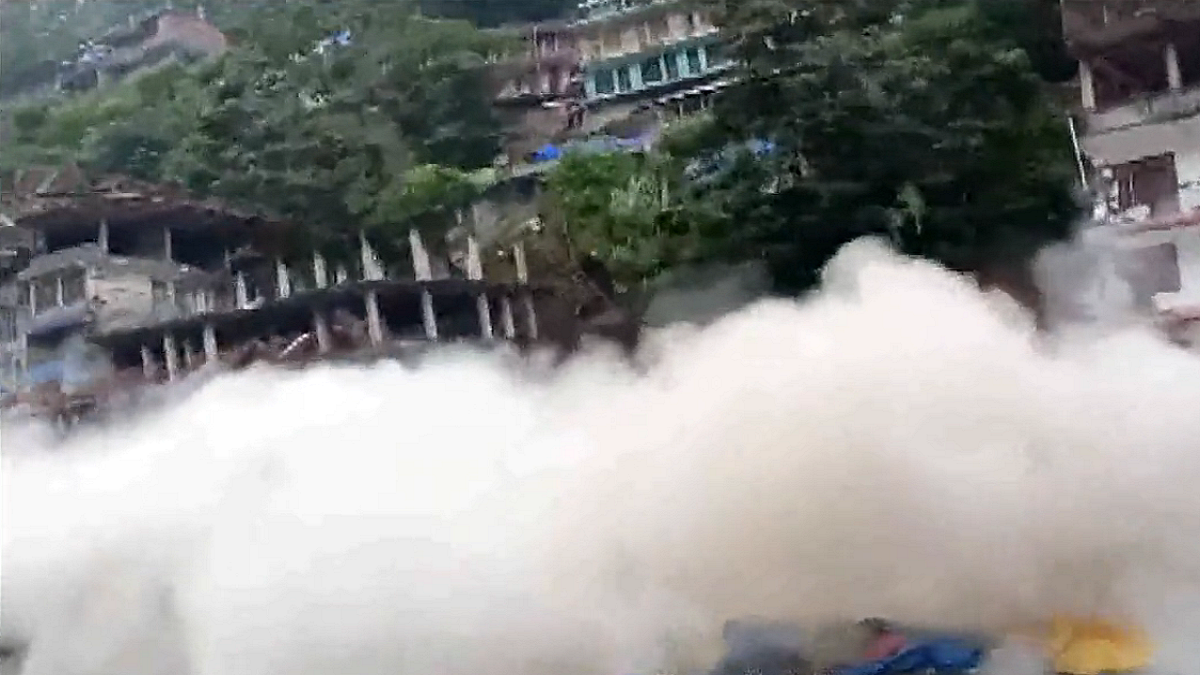 कुल्लू में भूस्खलन से कई घर जमींदोज।