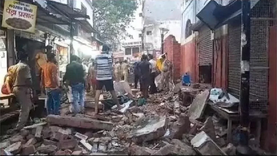 वृंदावन में बांके बिहारी मंदिर के पास घर की छत ढहने से 5 लोगों की मौत