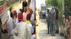 किसानों ने अपनी मांगों लेकर केंद्र सरकार के खिलाफ फिर खोला मोर्चा, पंजाब के संगरूर में थाने के बाहर धरने पर बैठे