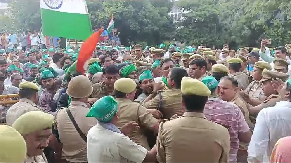 नोएडा के किसानों ने विधायक पंकज सिंह के कार्यालय पर किया जमकर हंगामा