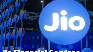 अर्थ जगत: लिस्टिंग के दिन ही जियो फाइनेंशियल पर लगा लोअर सर्किट और जानें शेयर बाजार का हाल