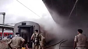 बेंगलुरु: उद्यान एक्सप्रेस में लगी भीषण आग, पूरा स्टेशन हुआ धुआं-धुआं, देखें वीडियो