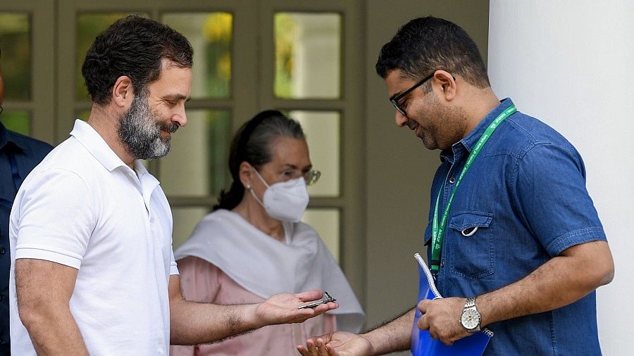 राहुल गांधी बंगला खाली करने के बाद चाभी सौंपते हुए