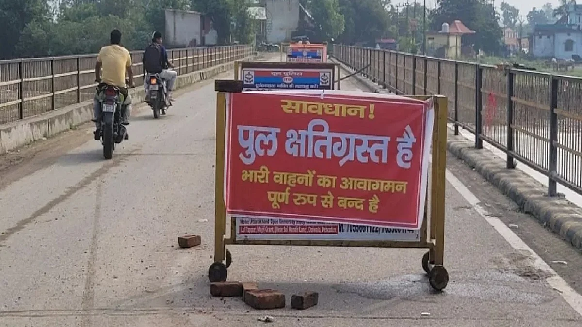 देहरादून में सुसवा नदी पर बना बुल्लावाला पुल तेज बहाव के चलते क्षतिग्रस्त हो गया है। (फोटो: IANS)