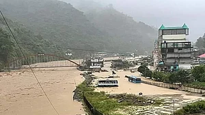 हिमाचल प्रदेश में बारिश और भूस्खलन से हाहाकार, अब तक 50 लोगों की मौत, निचले इलाकों में घुसा पानी