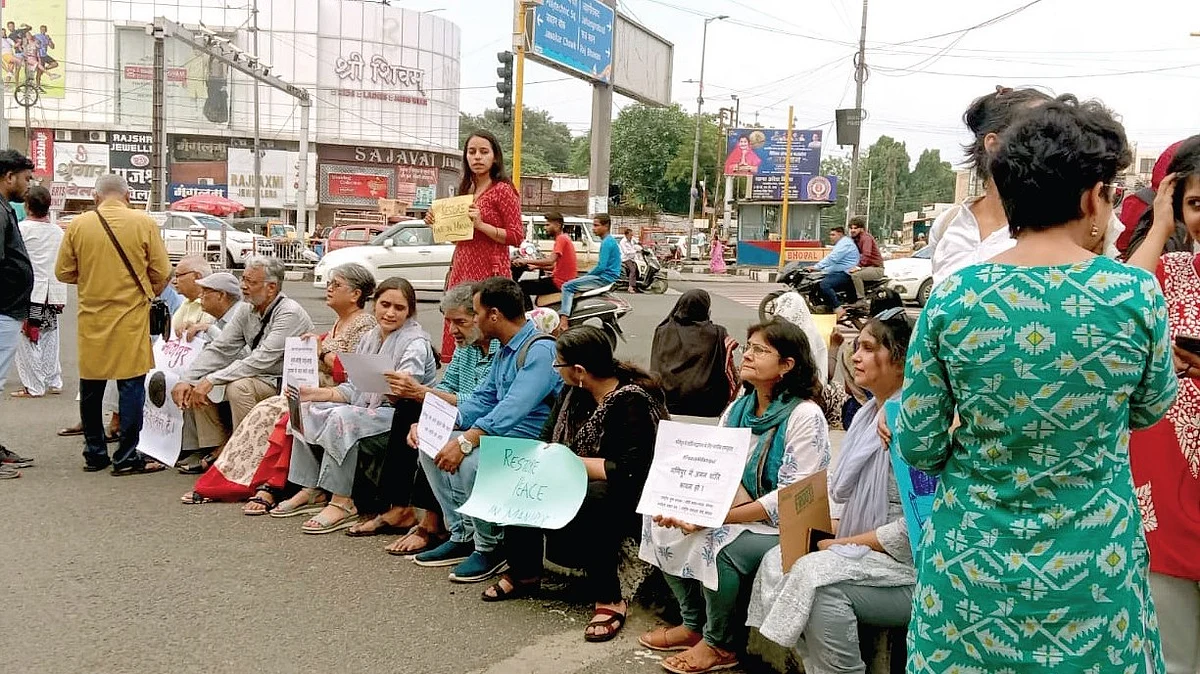 मध्य प्रदेश: आदिवासी वोटरों को रिझाने की शिवराज की कोशिशें अभी तक नाकाम, सताने लगा है चुनावी हार का डर