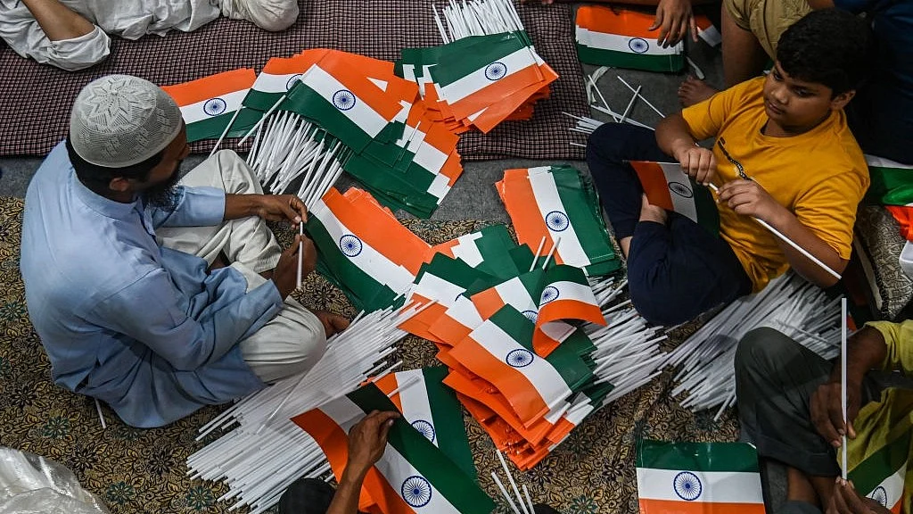 जब देश में ही बन जाएं दो अलग-अलग दुनिया तो फिर कैसी आजादी?