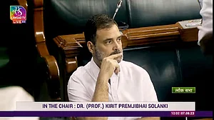 137 दिन बाद संसद पहुंचे राहुल गांधी का हुआ जोरदार स्वागत, INDIA के नेताओं ने लगाए जिंदाबाद के नारे, बांटी मिठाइयां