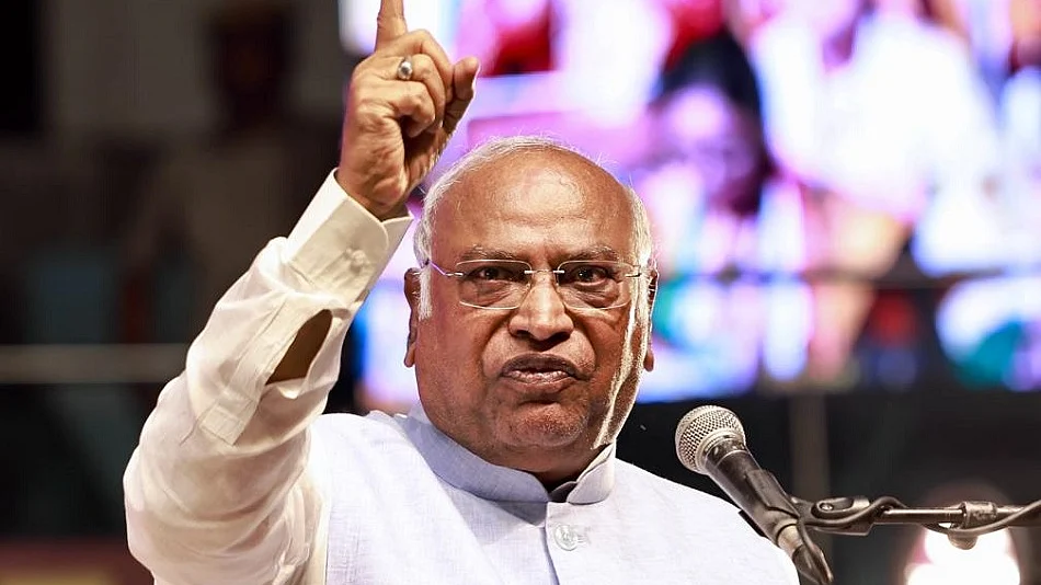 खड़गे का पीएम मोदी से सीधा सवाल- अकेले काफी तो INDIA से क्यों डरते हैं?