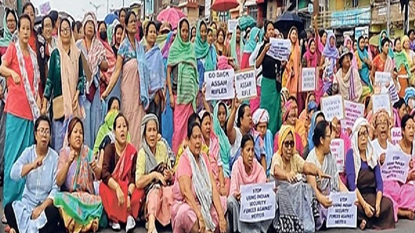 मणिपुर में विवाहिता से गैंगरेप के खिलाफ हजारों महिलाओं ने किया प्रदर्शन