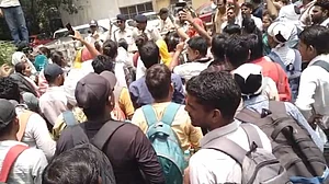 मध्य प्रदेश में सड़क पर उतरे शिक्षक भर्ती परीक्षा के सफल OBC परीक्षार्थी, सरकार पर लगाए गंभीर आरोप