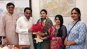 मध्य प्रदेशः मशहूर शायरा अंजुम रहबर कांग्रेस में हुईं शामिल, प्रदेश अध्यक्ष कमलनाथ ने दिलाई सदस्यता