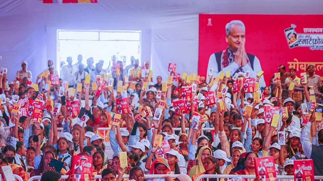 राजस्थान में अशोक गहलोत ने महिलाओं कोबांटे हजारों फोन