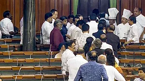 मणिपुर पर सवालों के जवाब दिए बिना ही पीएम ने दो घंटे लंबा दिया भाषण, विपक्ष के वॉकआउट के बीच अविश्वास प्रस्ताव गिरा