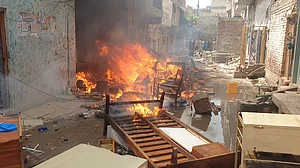 विष्णु नागर का व्यंग्य: नफ़रत ब्रांड के उत्पाद के यहां कई नाम, लव जिहाद, गोहत्या...