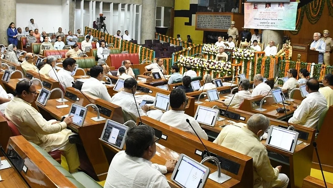 हरियाणा विधानसभा में सत्ता पक्ष के मंत्री और विधायक के बीच तू-तू, मैं-मैं, बात जलेबी से निकलकर गोबर खाने तक पहुंच गई 