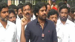 आंध्र प्रदेशः पवन कल्याण ने जेल में बंद नायडू से की मुलाकात, JSP-TDP में चुनावी गठबंधन का किया ऐलान