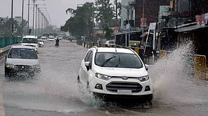 यूपी में भारी बारिश, लखनऊ में कई स्थानों पर जलभराव, स्कूल और कॉलेज बंद, मुरादाबाद में कई ट्रेनें निरस्त