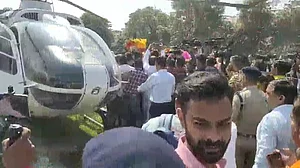 CM धामी की सुरक्षा में चूक, मंत्री और विधायक के साथ पार्टी कार्यकर्ताओं का हुजूम हेलीकॉप्टर तक पंहुचा