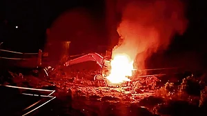 झारखंड: एक बार फिर रेलवे कंस्ट्रक्शन साइट पर नक्सलियों का हमला, 3 गाड़ियों के किया आग के हवाले, फायरिंग से दहशत