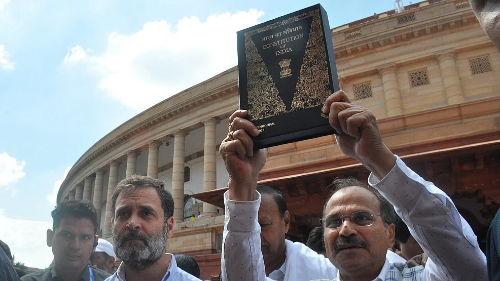 कांग्रेस सांसद पुरानी संसद से संविधान की प्रति लेकर नए भवन में हुए दाखिल