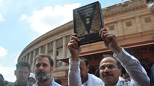 कांग्रेस सांसद पुरानी संसद से संविधान की प्रति लेकर नए भवन में हुए दाखिल, हर हाल में रक्षा का दिया भरोसा