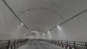 ऋषिकेश-गंगोत्री जाने वाली टनल में आई दरारें, लोगों में डर का माहौल, डीएम ने जांच करवाने के दिए निर्देश