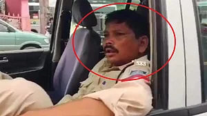 मध्य प्रदेश में 'खाकी' शर्मसार, नशे में धुत कांस्टेबल Dial 100 में ड्यूटी पर पहुंचा! लोगों ने किया हंगामा