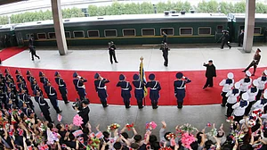 तानाशाह किम जोंग-उन का शाही सफर, लक्जरी बुलेटप्रूफ़ ट्रेन, फ़्रेंच वाइन, जीवित झींगा मछलियां और नर्तकियां