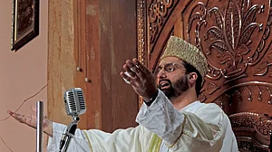 श्रीनगर: 4 साल बाद नजरबंदी से रिहा हुए मीरवाइज उमर फारूक, जामा मस्जिद पहुंचकर फूट-फूटकर रोए